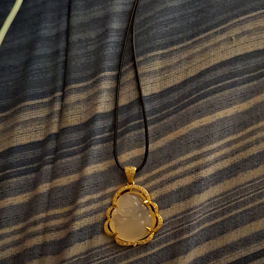 Elegant Gold and White Pendant Necklace